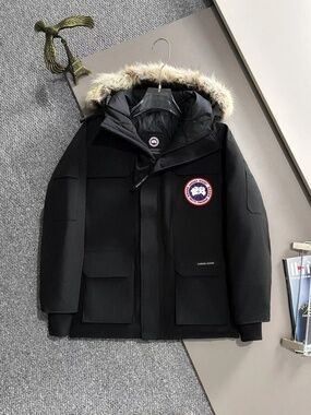 Canada Goose Men's Coat，Very comfortable to wear